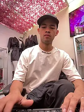 Snapshot of Twink_X chatting on 02/17/25, 02:04 Twink X online show from 02/17/25, 02:04