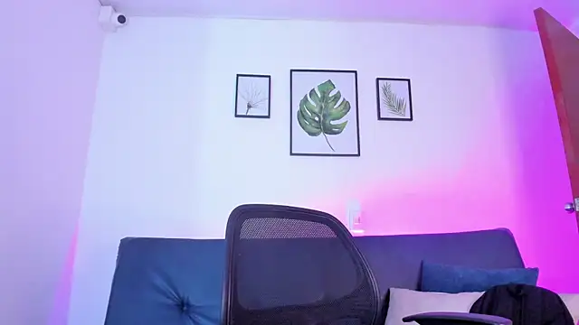 Snapshot of Tatianaa@xh chatting on 03/04/25, 08:27 Tatianaaxh online show from 03/04/25, 08:27