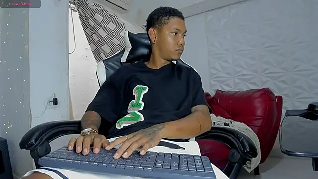 Snapshot of blackdirty420 chatting on 11/19/25, 04:18 blackdirty420 online show from 11/19/25, 04:18