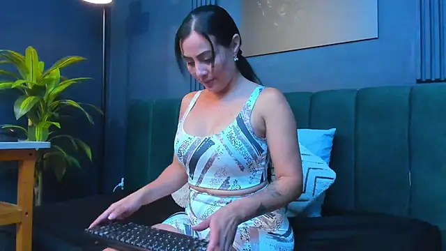 Snapshot of scarlet_edwars chatting on 11/17/25, 06:57 scarlet edwars online show from 11/17/25, 06:57