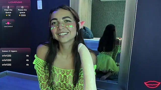 Snapshot of ValerieHyde chatting on 03/18/25, 06:36 ValerieHyde online show from 03/18/25, 06:36