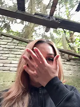 Snapshot of hotamanda01 chatting on 04/21/26, 12:33 hotamanda01 online show from 04/21/26, 12:33