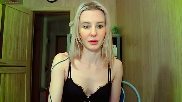 Snapshot of Caramel_piegirl chatting on 02/15/25, 06:23 Caramel piegirl online show from 02/15/25, 06:23