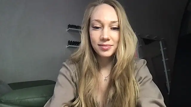 Snapshot of Engel_13 chatting on 02/10/25, 01:33 Engel 13 online show from 02/10/25, 01:33