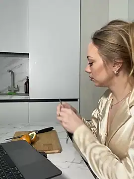 Snapshot of Engel_13 chatting on 02/14/25, 09:34 Engel 13 online show from 02/14/25, 09:34