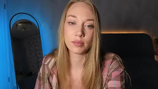 Snapshot of Engel_13 chatting on 10/04/25, 02:26 Engel 13 online show from 10/04/25, 02:26