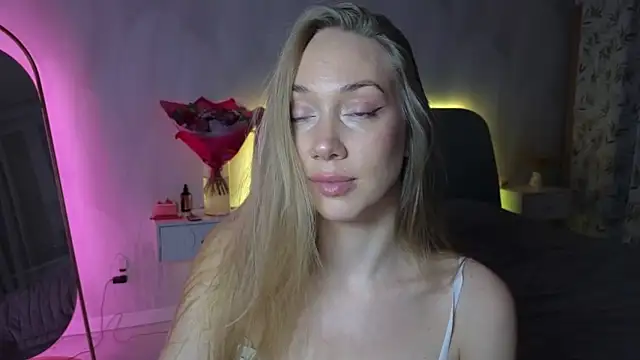 Snapshot of Engel_13 chatting on 10/22/25, 04:40 Engel 13 online show from 10/22/25, 04:40