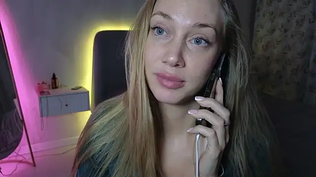 Snapshot of Engel_13 chatting on 10/24/25, 07:43 Engel 13 online show from 10/24/25, 07:43