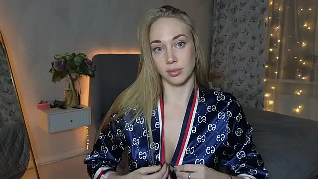 Snapshot of Engel_13 chatting on 12/15/25, 04:44 Engel 13 online show from 12/15/25, 04:44