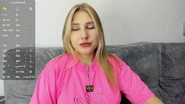 Snapshot of And1sa chatting on 12/16/25, 12:21 And1sa online show from 12/16/25, 12:21