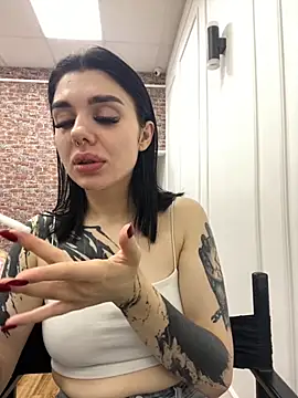 Snapshot of MaeveMoon chatting on 10/30/25, 04:14 MaeveMoon online show from 10/30/25, 04:14