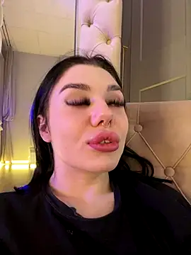 Snapshot of MaeveMoon chatting on 11/13/25, 06:18 MaeveMoon online show from 11/13/25, 06:18