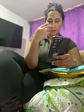 Snapshot of Carola-Ross chatting on 04/16/26, 05:47 Carola-Ross online show from 04/16/26, 05:47