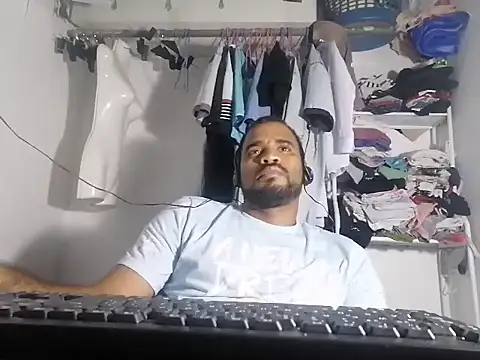 Snapshot of YOX22 chatting on 02/18/25, 06:59 YOX22 online show from 02/18/25, 06:59