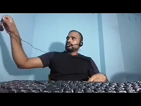 Snapshot of YOX22 chatting on 03/11/25, 05:16 YOX22 online show from 03/11/25, 05:16