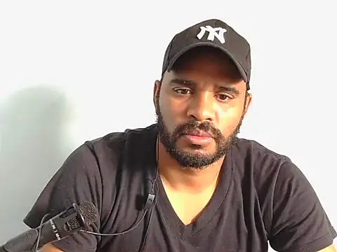 Snapshot of YOX22 chatting on 10/08/25, 02:25 YOX22 online show from 10/08/25, 02:25