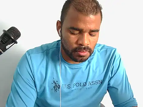 Snapshot of YOX22 chatting on 11/25/25, 01:55 YOX22 online show from 11/25/25, 01:55