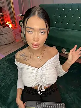 Snapshot of SashaFerrera chatting on 03/04/25, 09:11 SashaFerrera online show from 03/04/25, 09:11