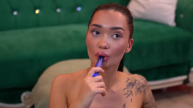 Snapshot of SashaFerrera chatting on 03/07/25, 01:09 SashaFerrera online show from 03/07/25, 01:09