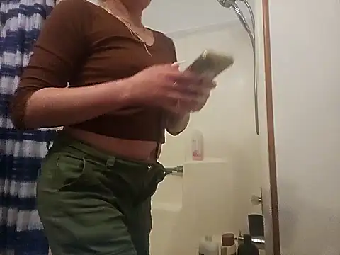 Snapshot of ShysluutGia chatting on 02/13/25, 03:39 ShysluutGia online show from 02/13/25, 03:39