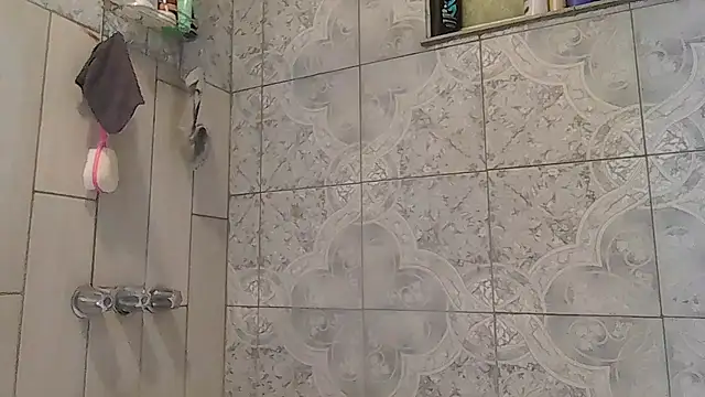 Snapshot of ShysluutGia chatting on 10/06/25, 09:51 ShysluutGia online show from 10/06/25, 09:51