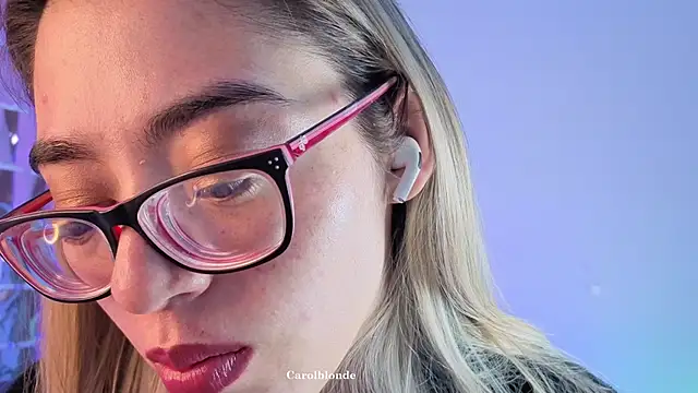 Snapshot of Carolblonde chatting on 12/15/25, 02:05 Carolblonde online show from 12/15/25, 02:05