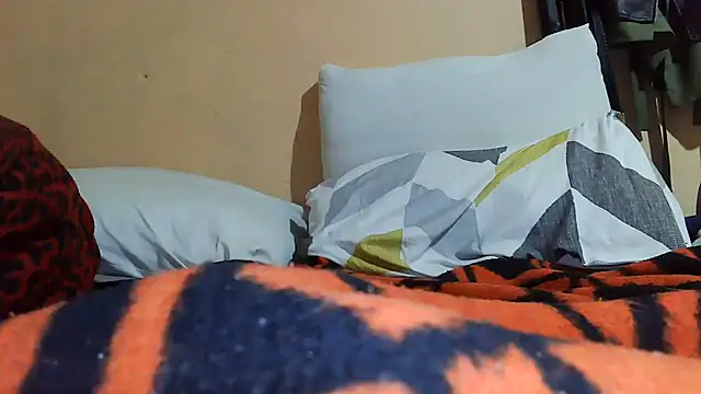 Snapshot of 01applebottom chatting on 10/22/25, 02:01 01applebottom online show from 10/22/25, 02:01