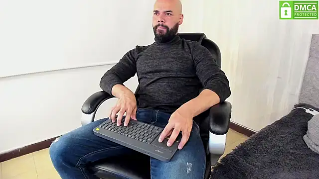 Snapshot of Luke_Diaz7 chatting on 12/21/25, 07:04 Luke Diaz7 online show from 12/21/25, 07:04