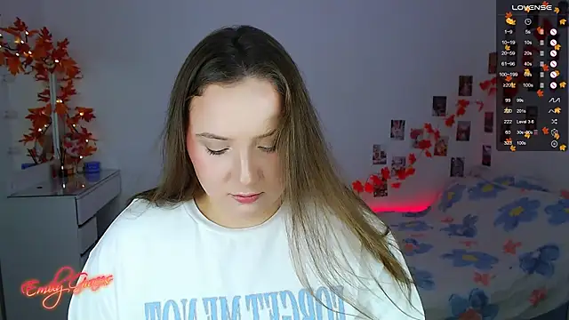 Snapshot of EmilyxxGraces chatting on 10/18/25, 03:09 EmilyxxGraces online show from 10/18/25, 03:09