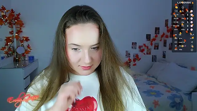 Snapshot of EmilyxxGraces chatting on 10/28/25, 10:23 EmilyxxGraces online show from 10/28/25, 10:23