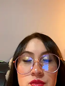 ValentinaOrtiz3 online show from 10/15/25, 02:11