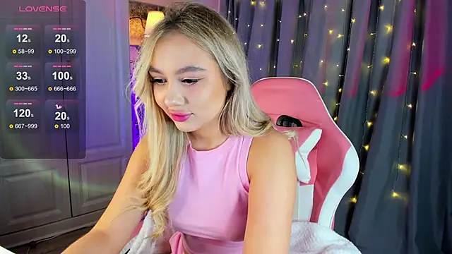 Snapshot of _Loneve__ chatting on 03/06/25, 05:11  Loneve   online show from 03/06/25, 05:11