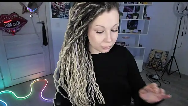 Snapshot of HoneySallyMoore chatting on 03/12/26, 01:23 HoneySallyMoore online show from 03/12/26, 01:23