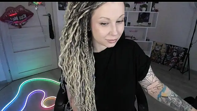 Snapshot of HoneySallyMoore chatting on 03/27/26, 06:18 HoneySallyMoore online show from 03/27/26, 06:18