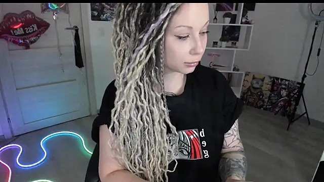 Snapshot of HoneySallyMoore chatting on 04/04/26, 08:06 HoneySallyMoore online show from 04/04/26, 08:06