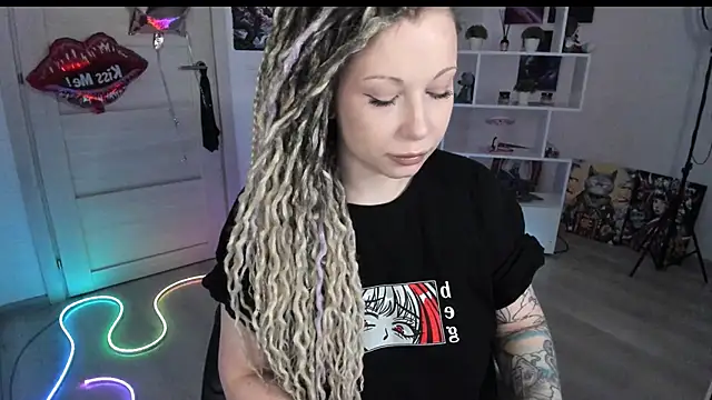 Snapshot of HoneySallyMoore chatting on 04/15/26, 08:20 HoneySallyMoore online show from 04/15/26, 08:20