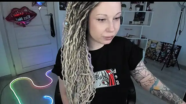 Snapshot of HoneySallyMoore chatting on 04/18/26, 08:51 HoneySallyMoore online show from 04/18/26, 08:51