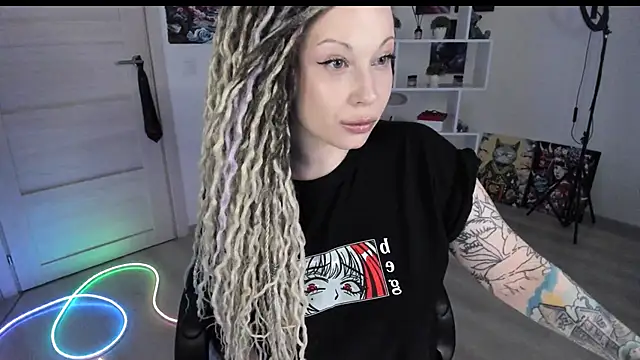 Snapshot of HoneySallyMoore chatting on 04/25/26, 01:52 HoneySallyMoore online show from 04/25/26, 01:52