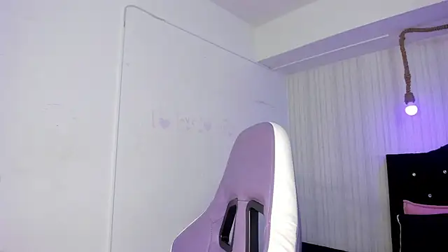 Snapshot of nicky_angel1 chatting on 10/02/25, 06:37 nicky angel1 online show from 10/02/25, 06:37