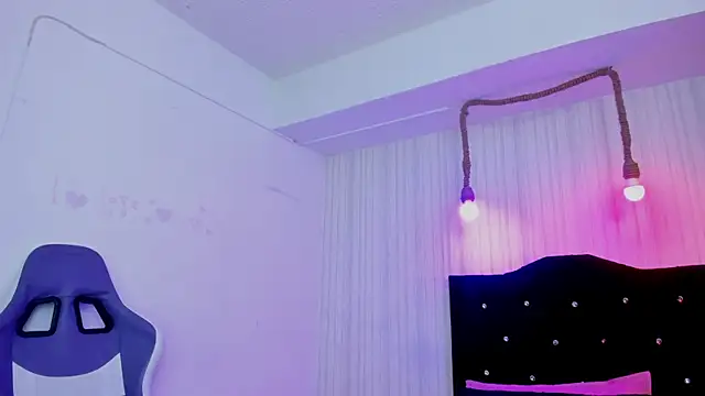 Snapshot of nicky_angel1 chatting on 10/15/25, 06:41 nicky angel1 online show from 10/15/25, 06:41