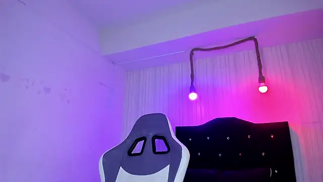 Snapshot of nicky_angel1 chatting on 10/21/25, 06:41 nicky angel1 online show from 10/21/25, 06:41