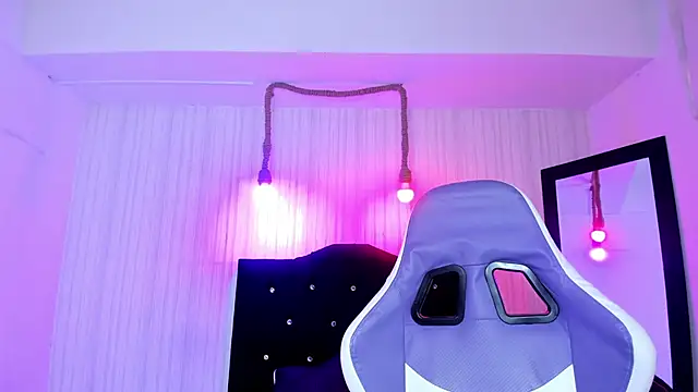 Snapshot of nicky_angel1 chatting on 10/24/25, 06:37 nicky angel1 online show from 10/24/25, 06:37