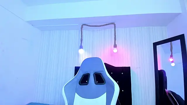 Snapshot of nicky_angel1 chatting on 10/27/25, 06:34 nicky angel1 online show from 10/27/25, 06:34