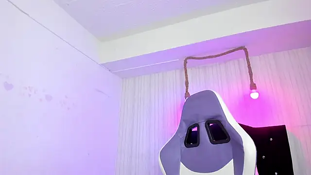 Snapshot of nicky_angel1 chatting on 10/29/25, 06:42 nicky angel1 online show from 10/29/25, 06:42