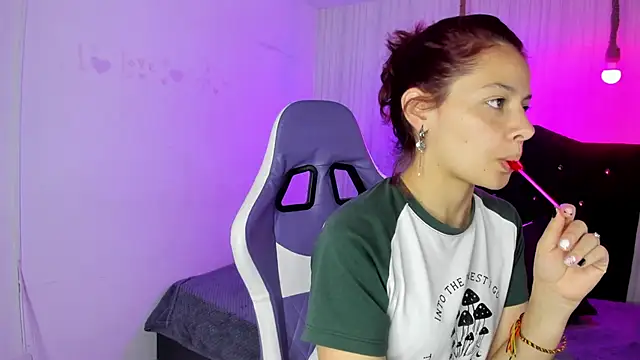 Snapshot of nicky_angel1 chatting on 11/10/25, 07:02 nicky angel1 online show from 11/10/25, 07:02