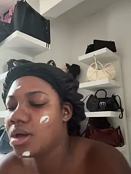 Snapshot of Daphnewalker__ chatting on 04/15/26, 01:51 Daphnewalker online show from 04/15/26, 01:51