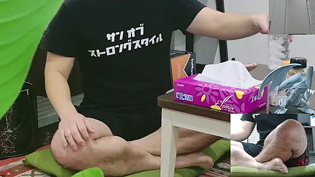 Snapshot of YARASERO-kun chatting on 12/14/25, 07:47 YARASERO-kun online show from 12/14/25, 07:47