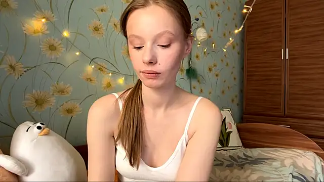 Snapshot of BeckyDwinell chatting on 03/01/25, 08:23 BeckyDwinell online show from 03/01/25, 08:23