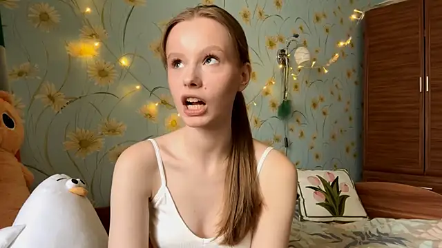 Snapshot of BeckyDwinell chatting on 03/05/25, 11:28 BeckyDwinell online show from 03/05/25, 11:28