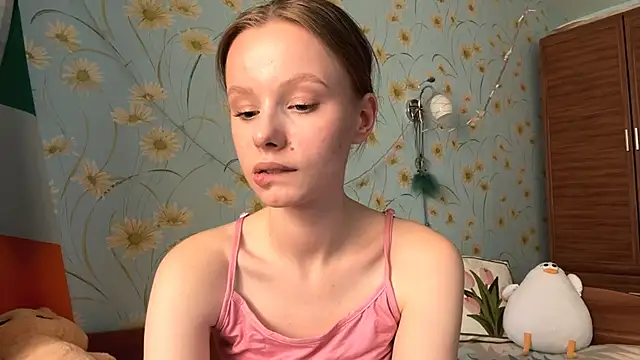 Snapshot of BeckyDwinell chatting on 03/22/25, 12:14 BeckyDwinell online show from 03/22/25, 12:14